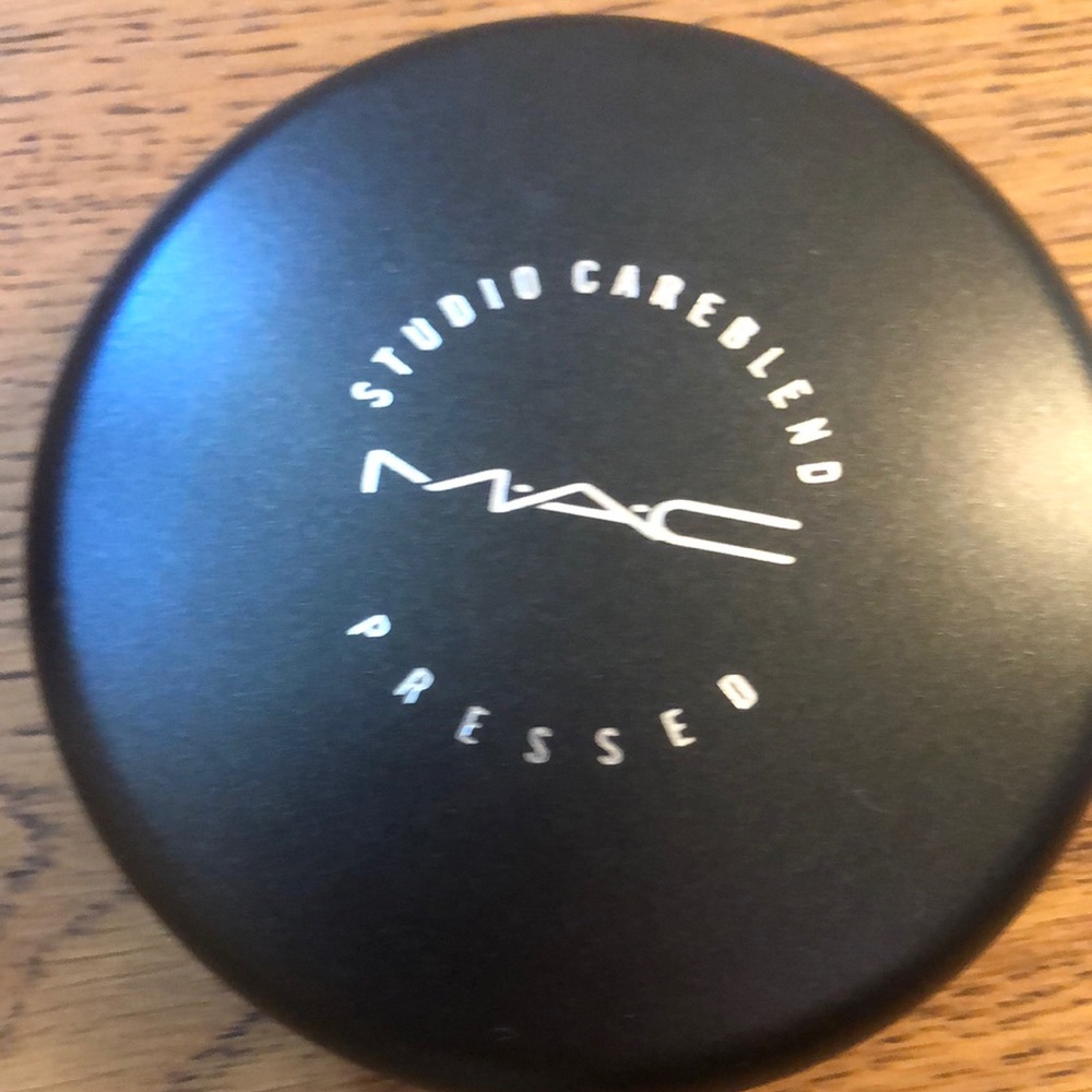 MAC Studio Careblend Pressed Powder - Medium Dark